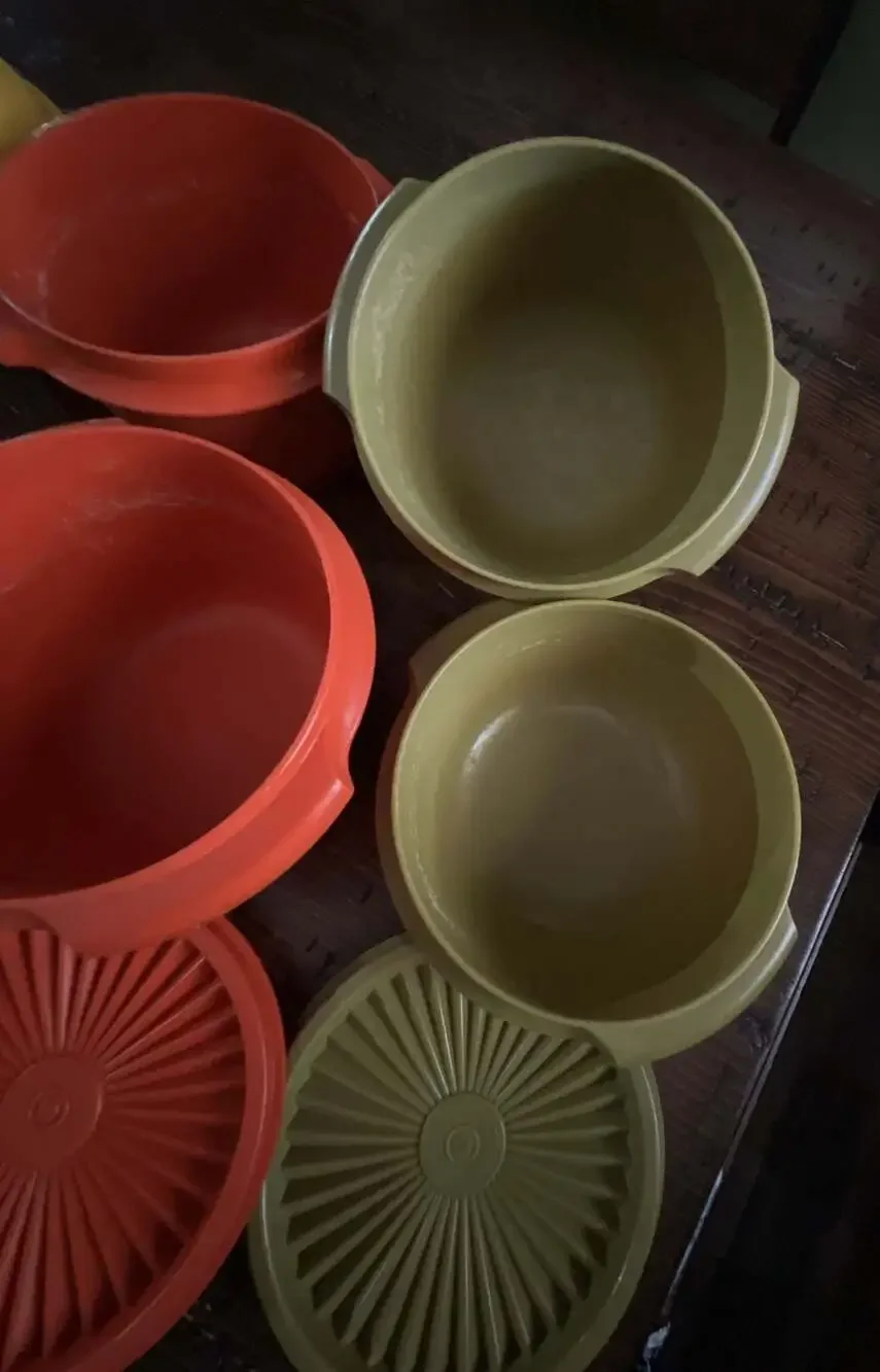 Vintage Tupperware Nesting Bowls  with Starburst Lids